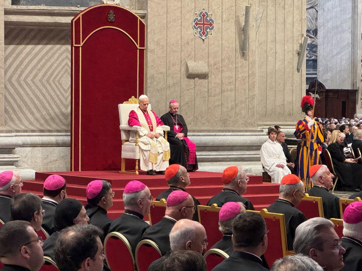Pope Leo leads Prayer Vigil for Peace at St Peter's Basilica
