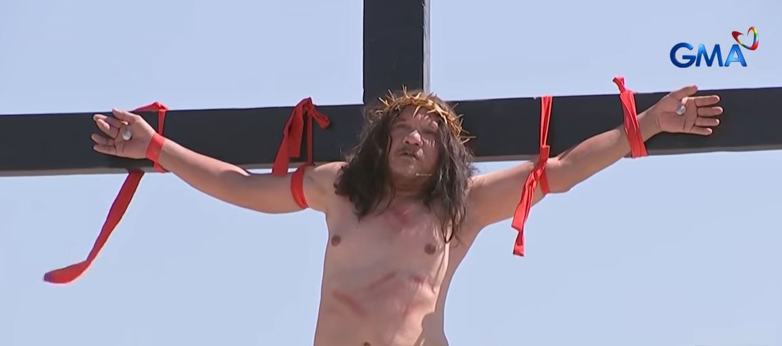 Ruben Enaje prays for Middle East peace during crucifixion reenactment in Pampanga