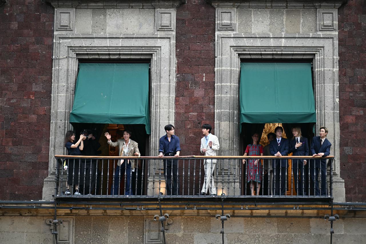 BTS greets 50k-strong crowd outside Mexico's presidential palace