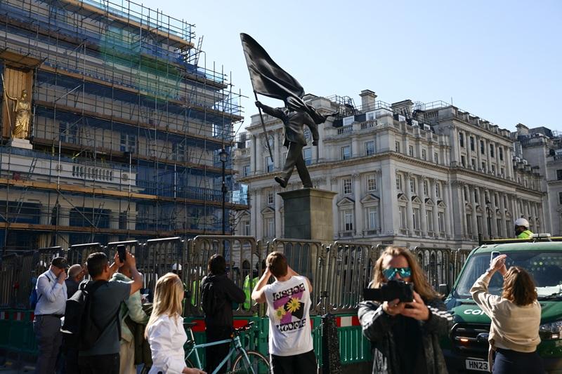 A statue depicting a person stepping off the plinth | Photos | GMA News ...