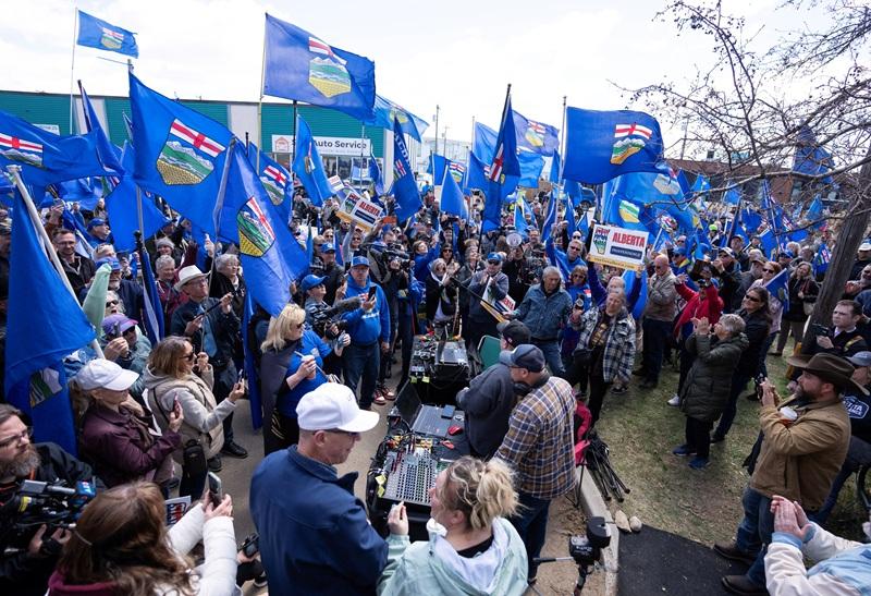 Alberta lawmakers recommend October vote on remaining in Canada
