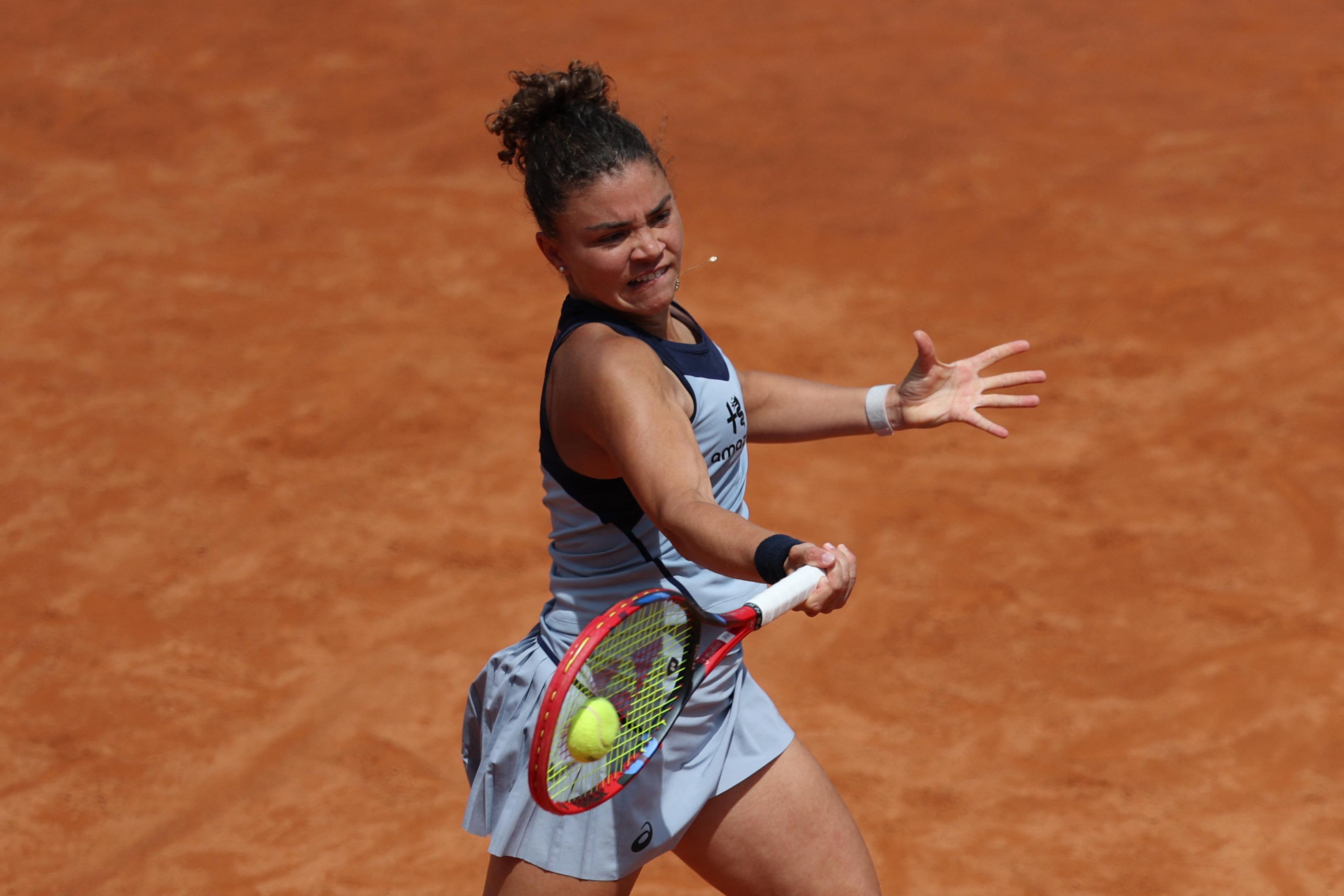Italian Open roundup: Defending champ Jasmine Paolini survives scare to advance in Rome