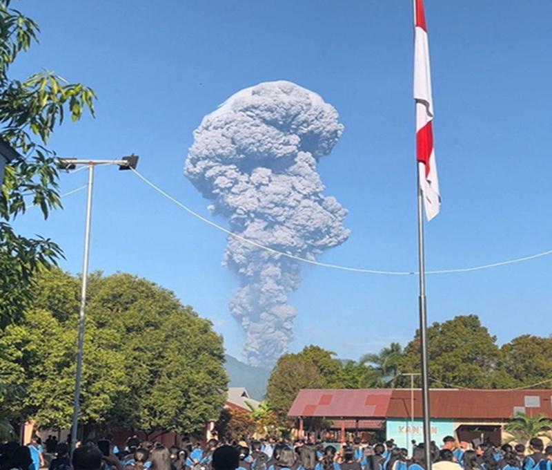 Indonesian authorities search for 3 hikers missing after Mount Dukono eruption, 17 evacuated