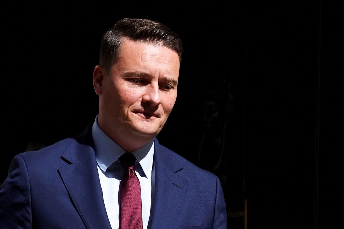 Senior UK minister resigns, calls for a leadership contest to oust PM Starmer