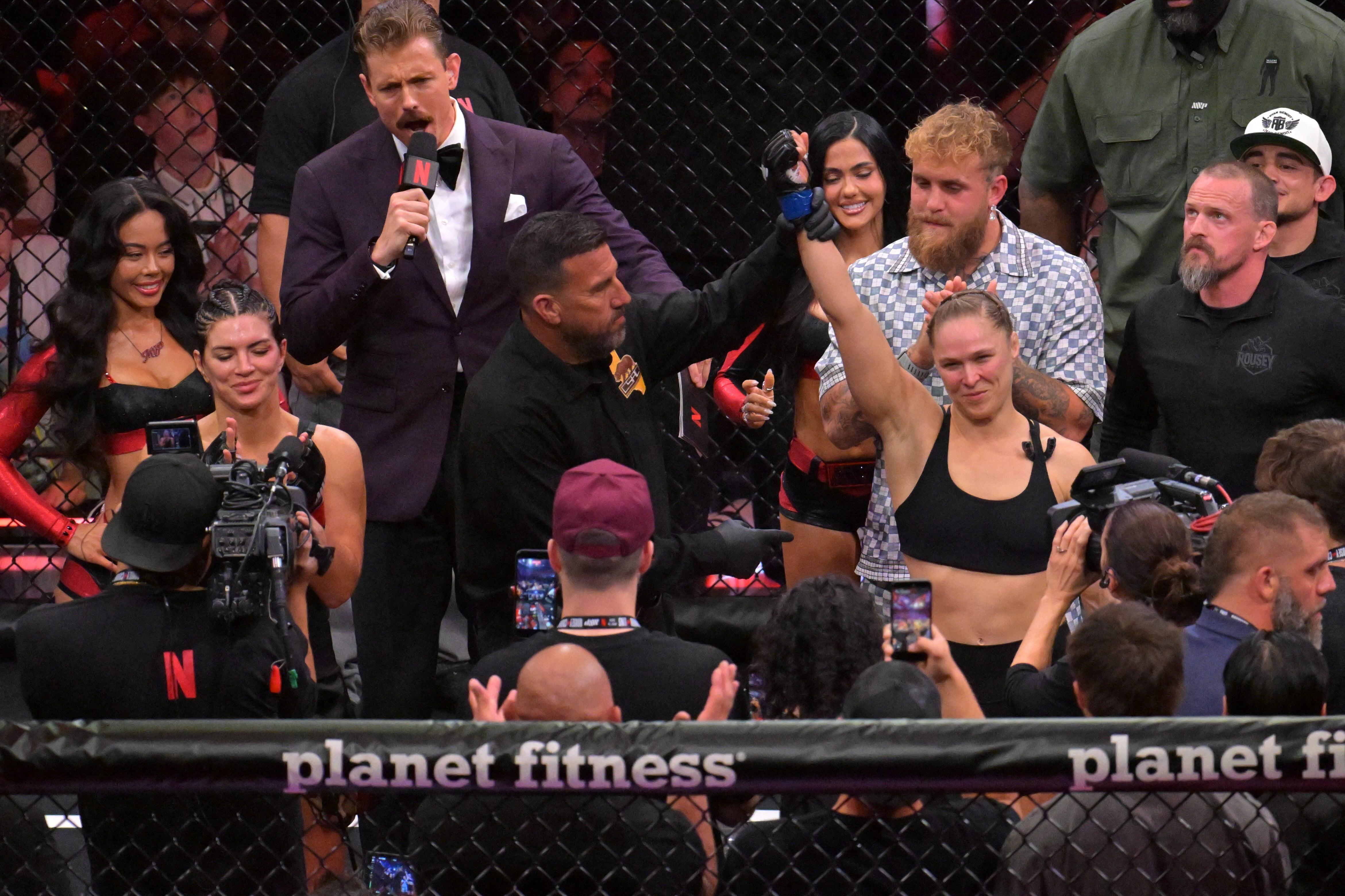 MMA: Ronda Rousey submits Gina Carano in 17 seconds