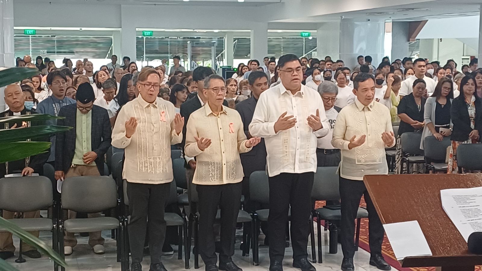Supporters of impeachment complaint vs Sara Duterte attend Mass