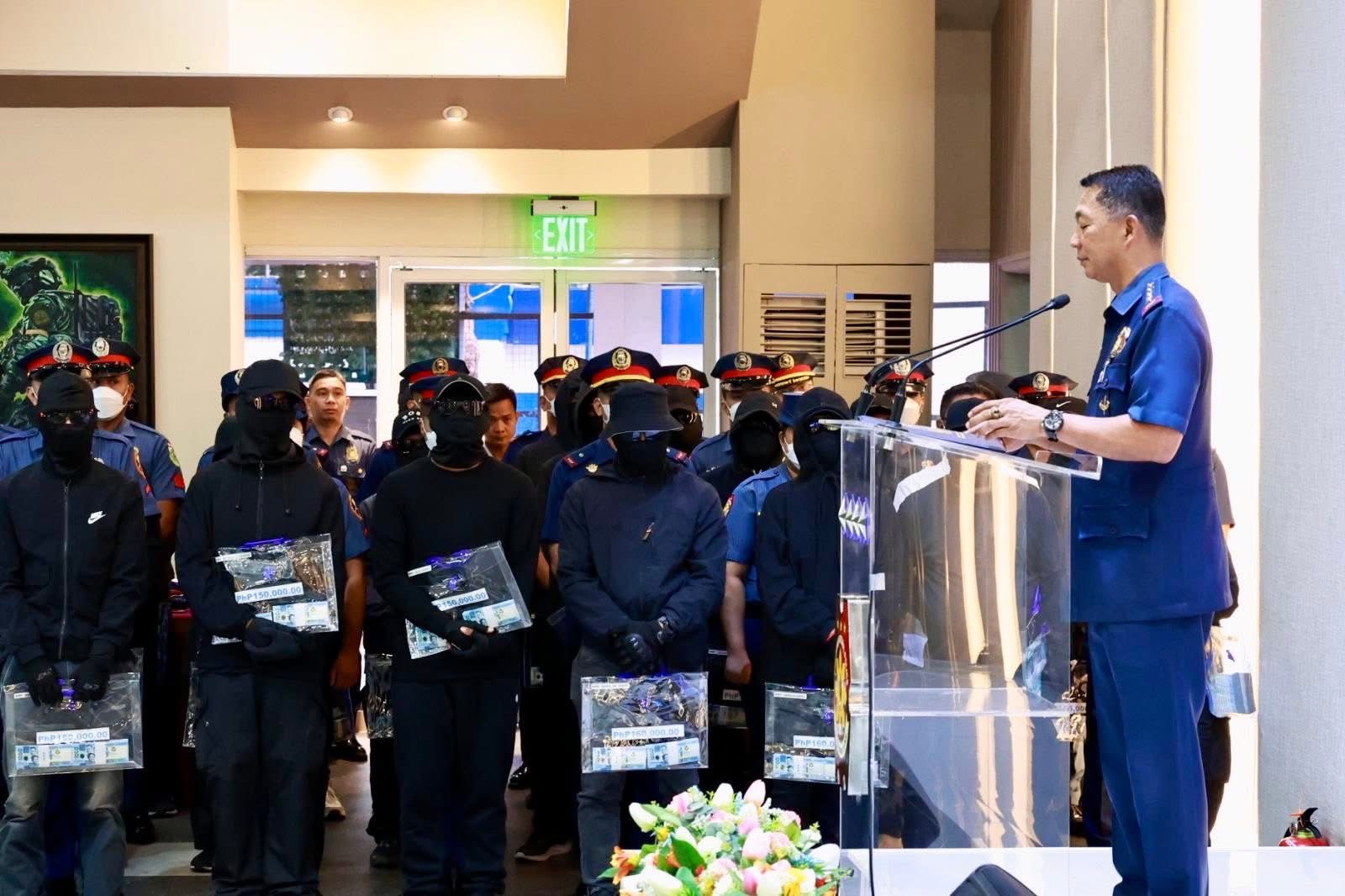 PNP awards over P4.1M to informants of 21 wanted persons