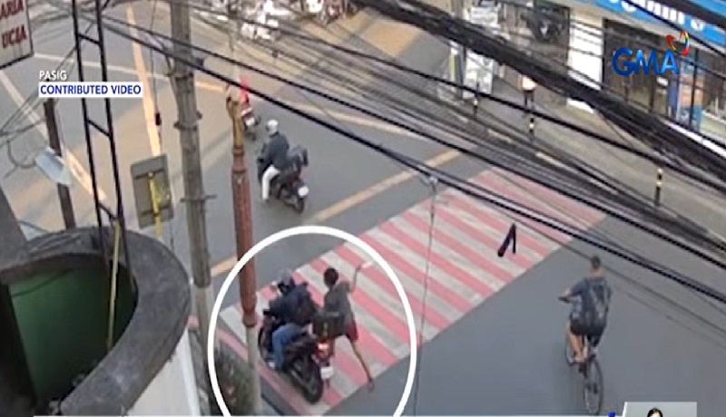 Lalaking nag-amok at nanaga ng rider, patay matapos umanong manlaban sa pulis