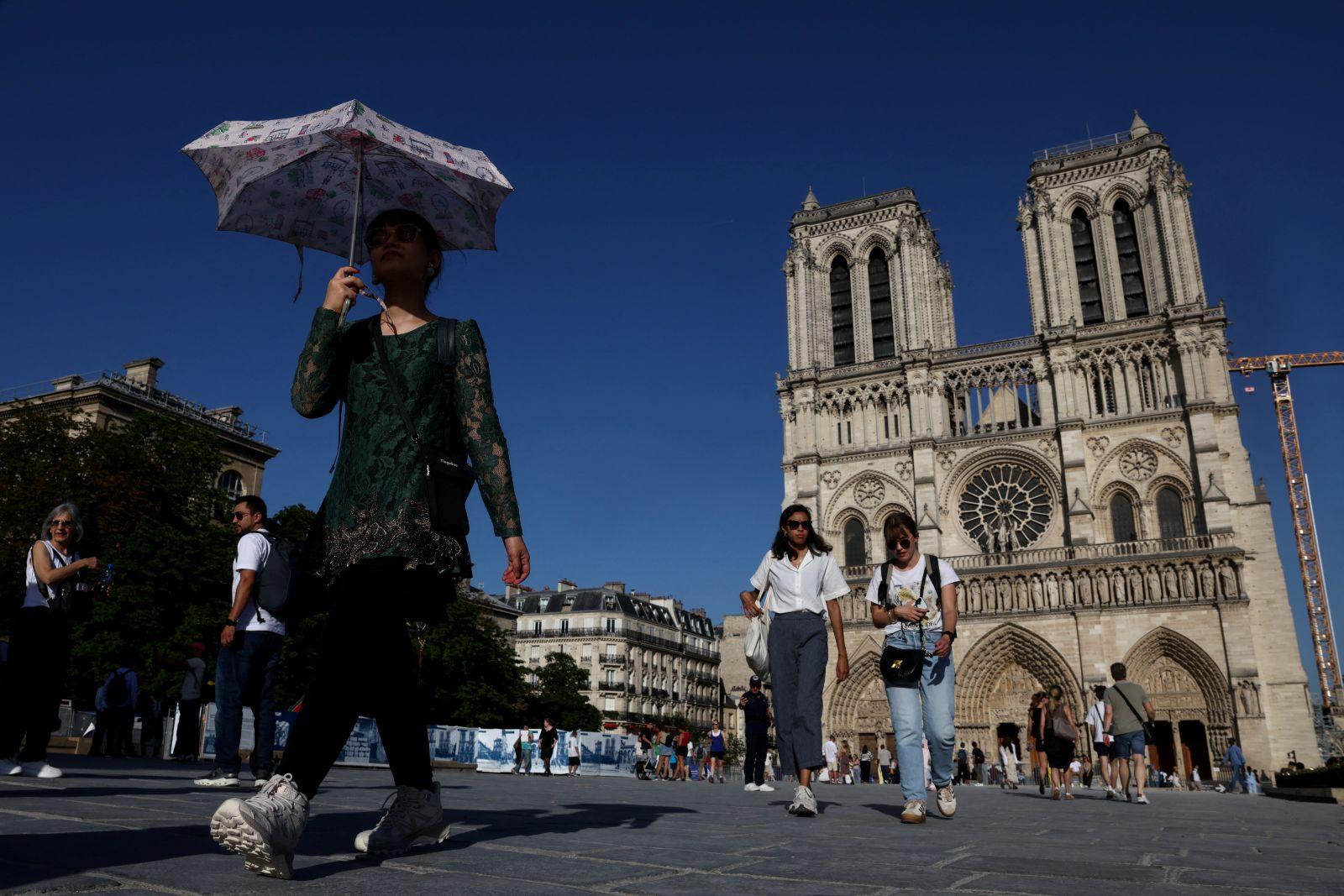 Record temperatures as spring heatwave bakes Europe