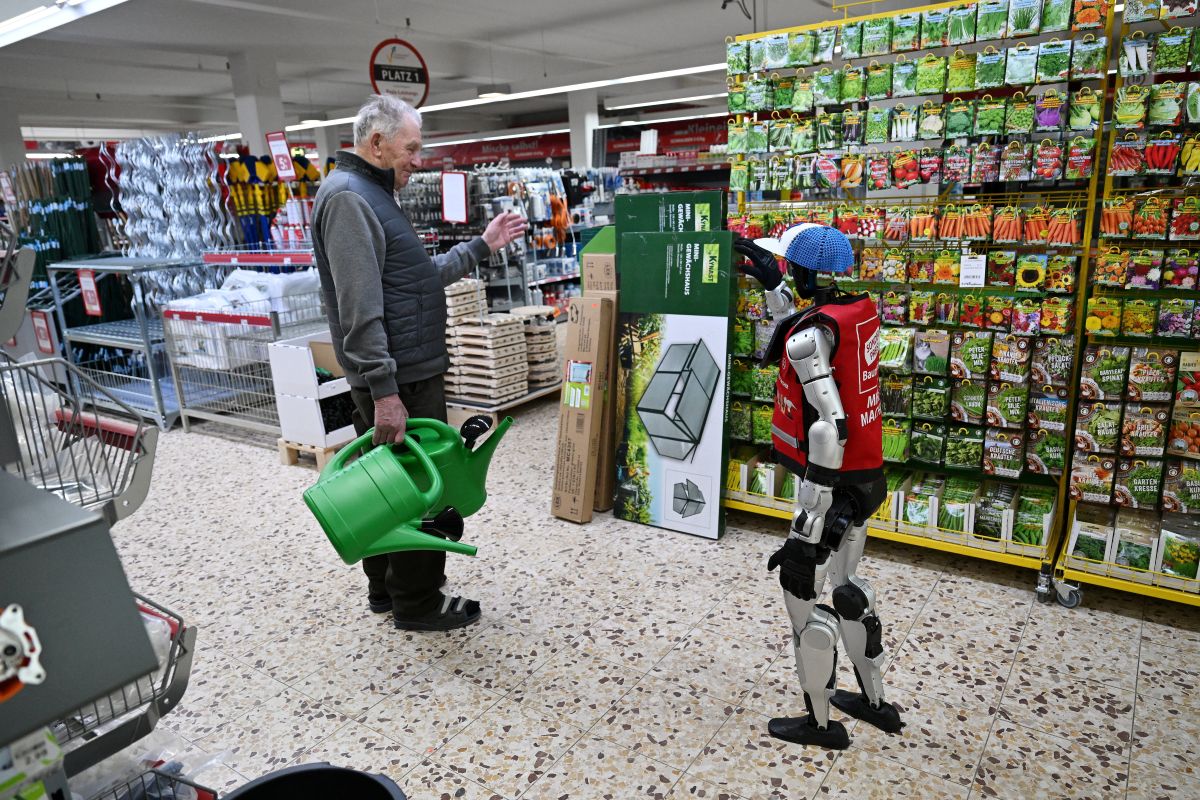 AI-powered robot assistant helps Germans shop