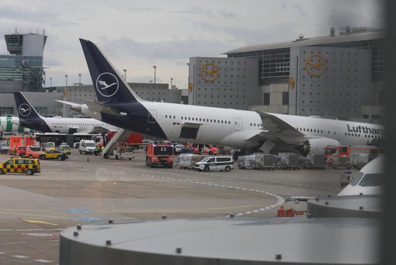 Several injured in Boeing 787 nose-gear collapse in Frankfurt