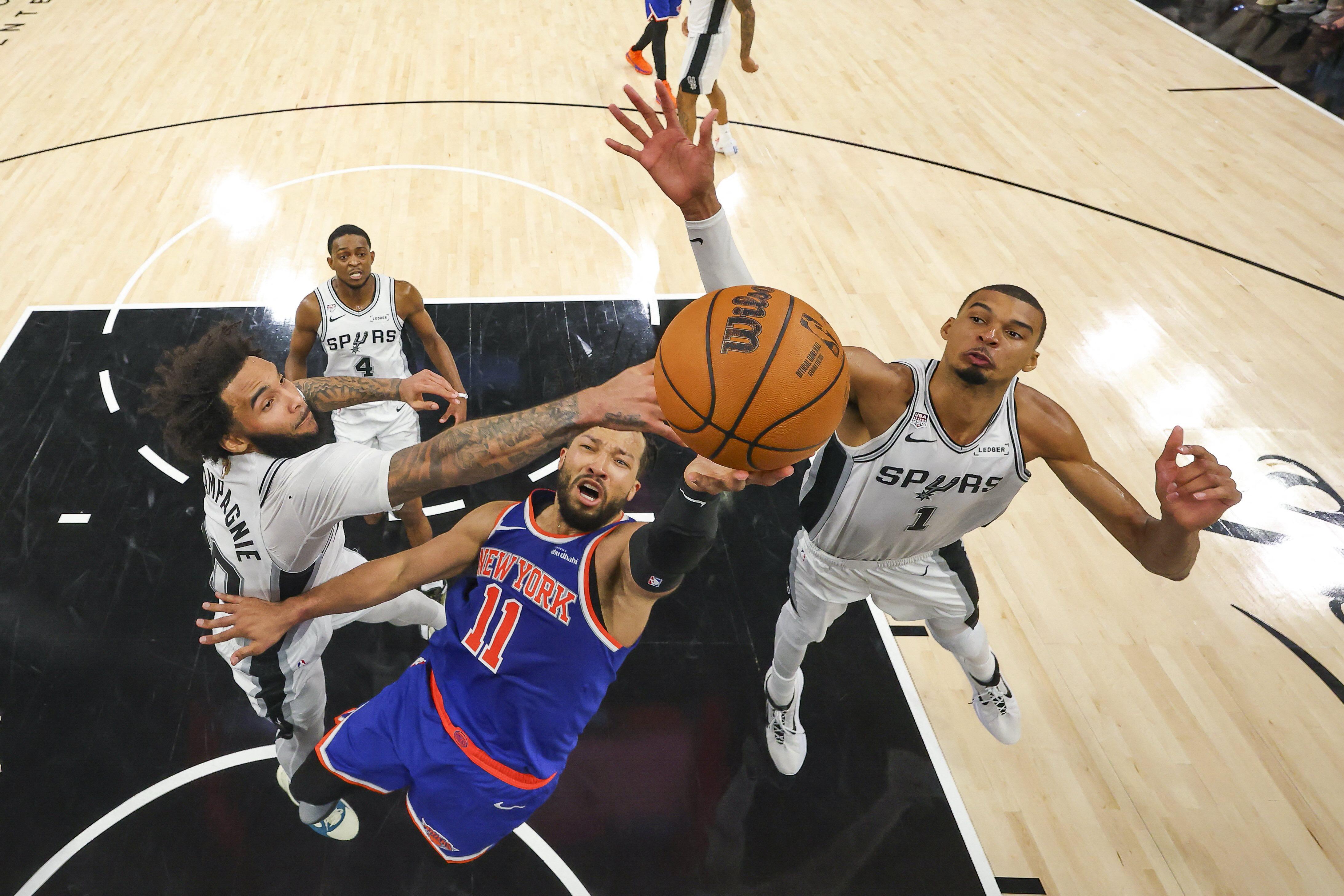 NBA: Knicks draw on maturity, moxie to take two in San Antonio