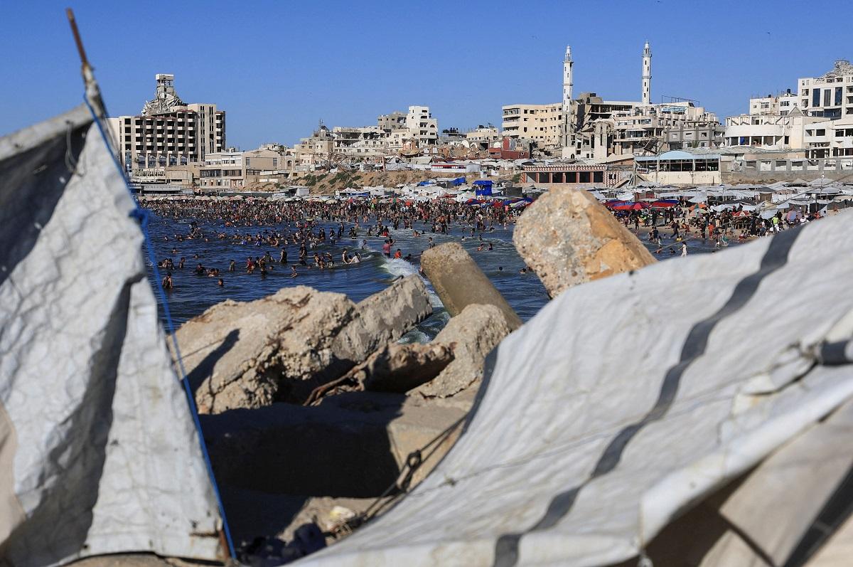 In Gaza, Palestinians flee scorching tents for a polluted sea