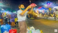 73-anyos na mister, mano-manong gumagawa at inilalako ang laruang parachute; ang kita, ibinibigay sa asawa