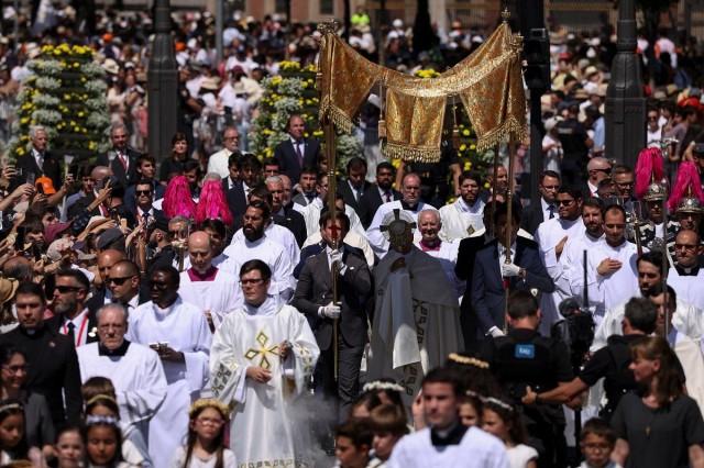 Pope Leo XIV holds a monstrance as he leads the Corpus Christi procession at Plaza de Cibeles, during his apostolic journey in Madrid, Spain, June 7, 2026. REUTERS/ Alejandro Martinez Velez