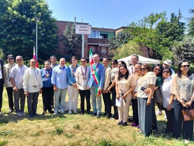 Italian local officials, representatives from the Philippine Consulate General (PCG), Rev. Fr. Valentino Pinlac, and officers and members of FEDFAB gather for a commemorative photo during the inauguration ceremony. Photo: Gene de Jesus 