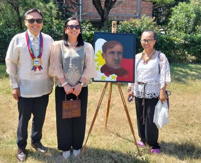 Mercedita De Jesus, together with Philippine Consul General Jim Tito San Agustin and his wife, Yvette San Agustin, presents her artwork dedicated to Dr. Jose Rizal as a tribute to the enduring legacy of the Philippine national hero. Photo: Gene de Jesus