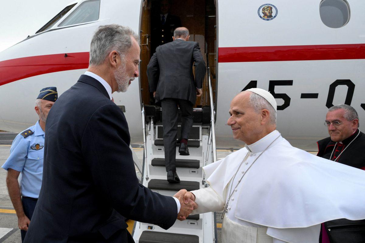 King Felipe offers use of jet to Pope Leo after papal plane had technical issue