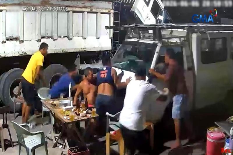 Nakaparadang van, umandar at halos araruhin ang mga lalaking umiinom kahit walang nagmamaneho