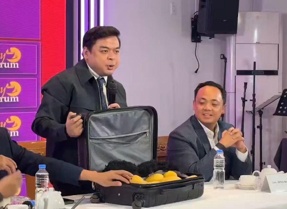Ridon takes swipe at ‘maleta’ claims, opens suitcase containing wigs, mangoes