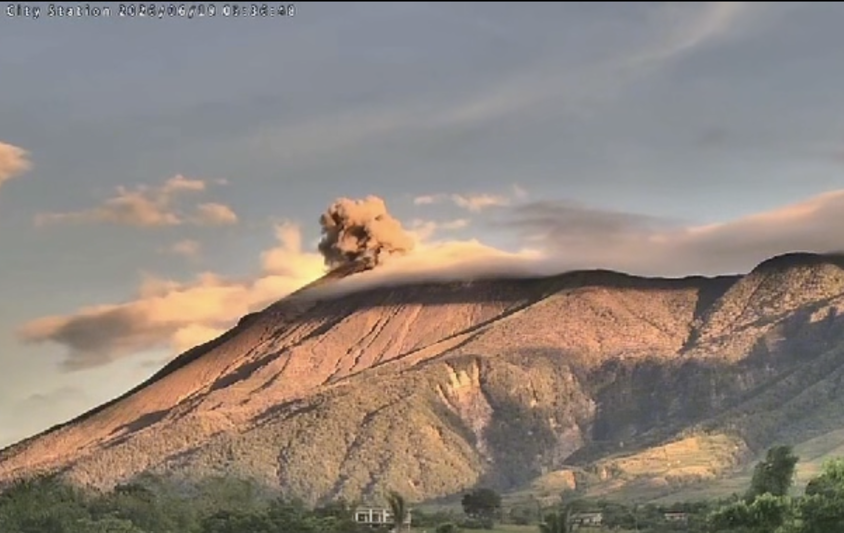Kanlaon emits ash anew on Friday morning