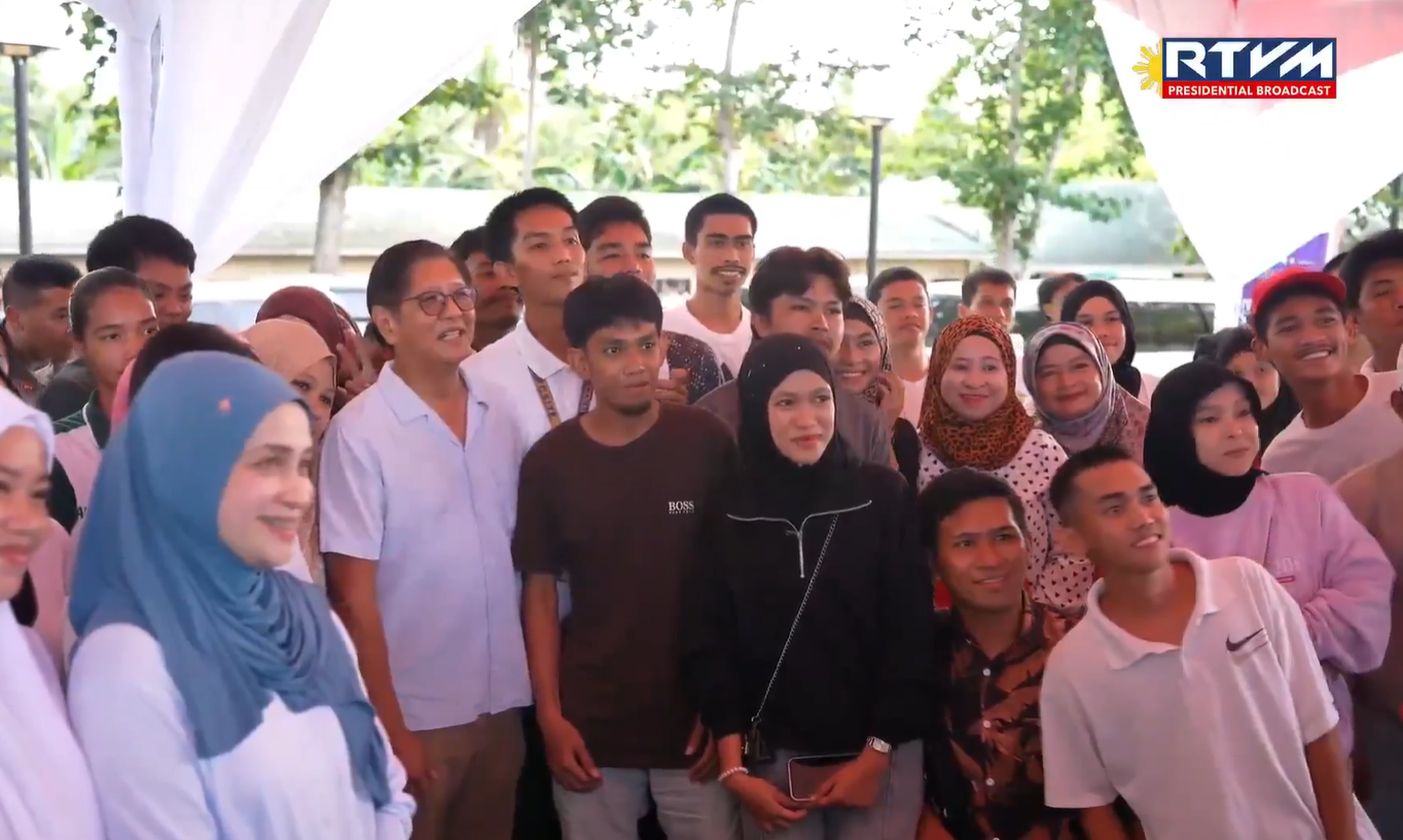Marcos meets presidential scholars: Education is most important thing to be given to youth