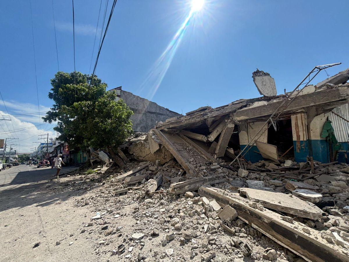 Buildings collapse in GenSan after magnitude 7.8 Mindanao earthquake