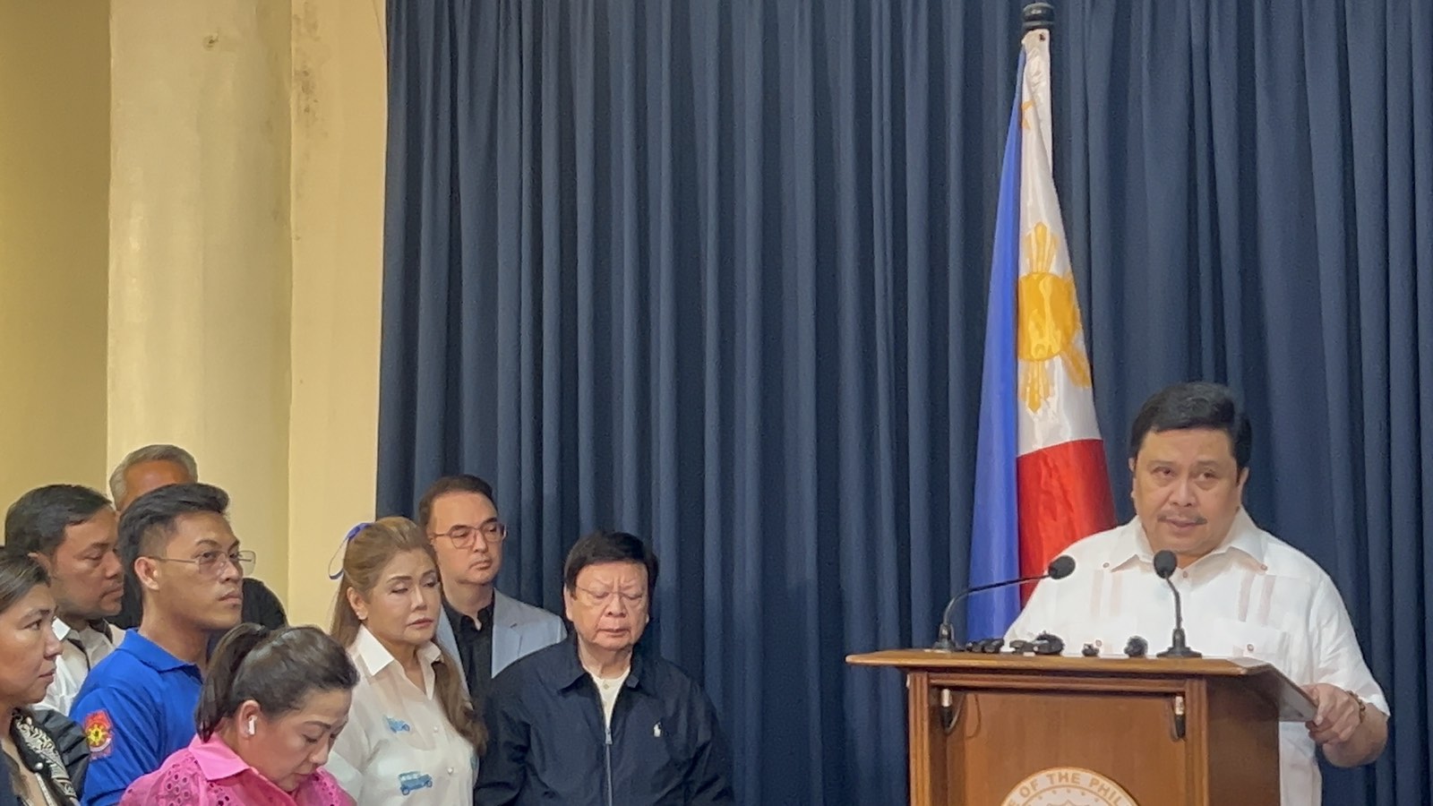 Jinggoy Estrada surrenders to PNP-CIDG