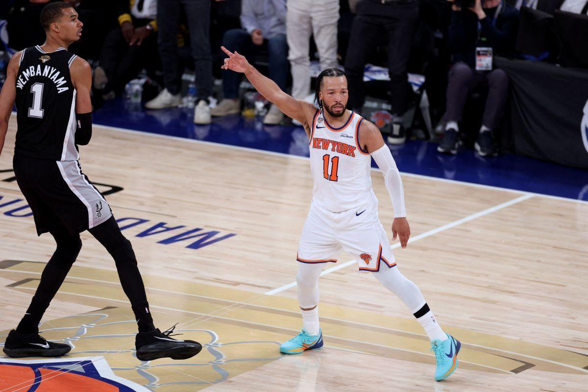 NBA reviewing missed foul on Victor Wembanyama shove of Jalen Brunson