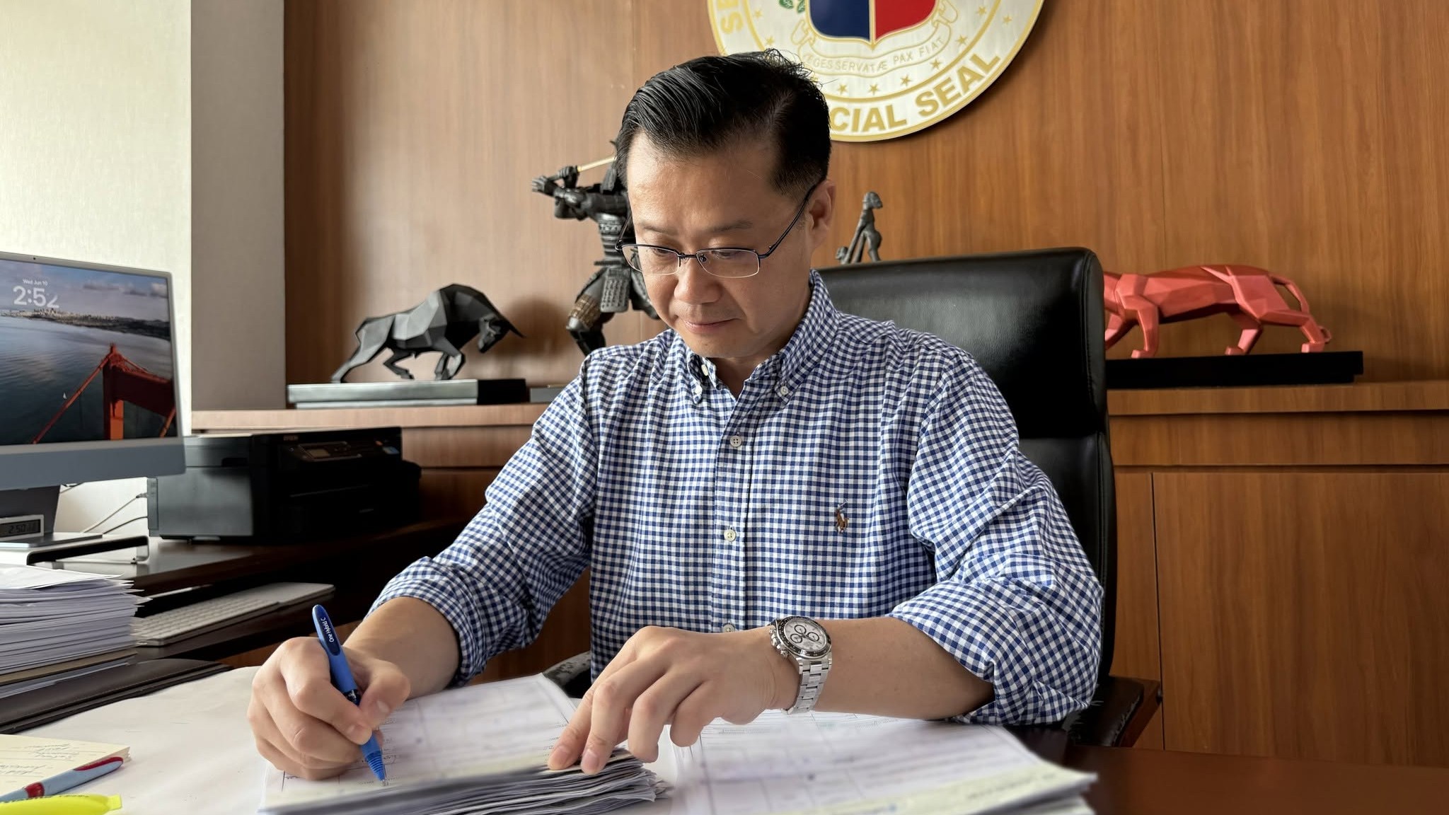 Sherwin Gatchalian signs payroll checks of Senate employees amid leadership row