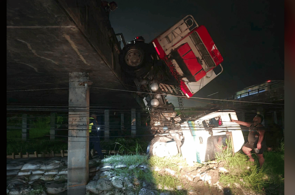 Truck crashes into NLEX bridge railing in Pampanga