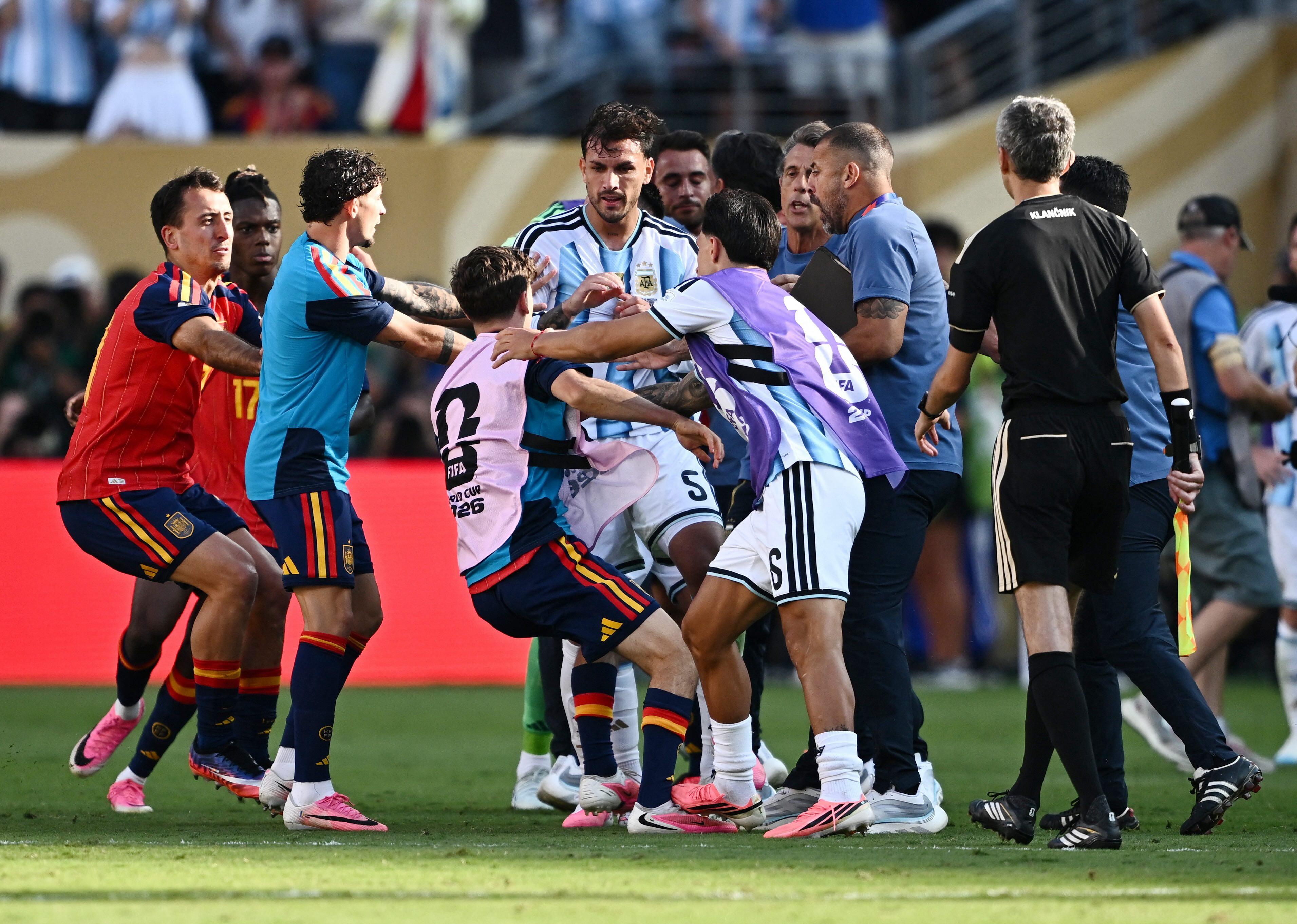Tempers flare at end of Spain-Argentina World Cup final