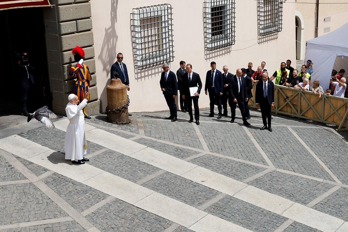 Filipino pilgrims visit papal retreat as Pope Leo urges peace amid Middle East conflict