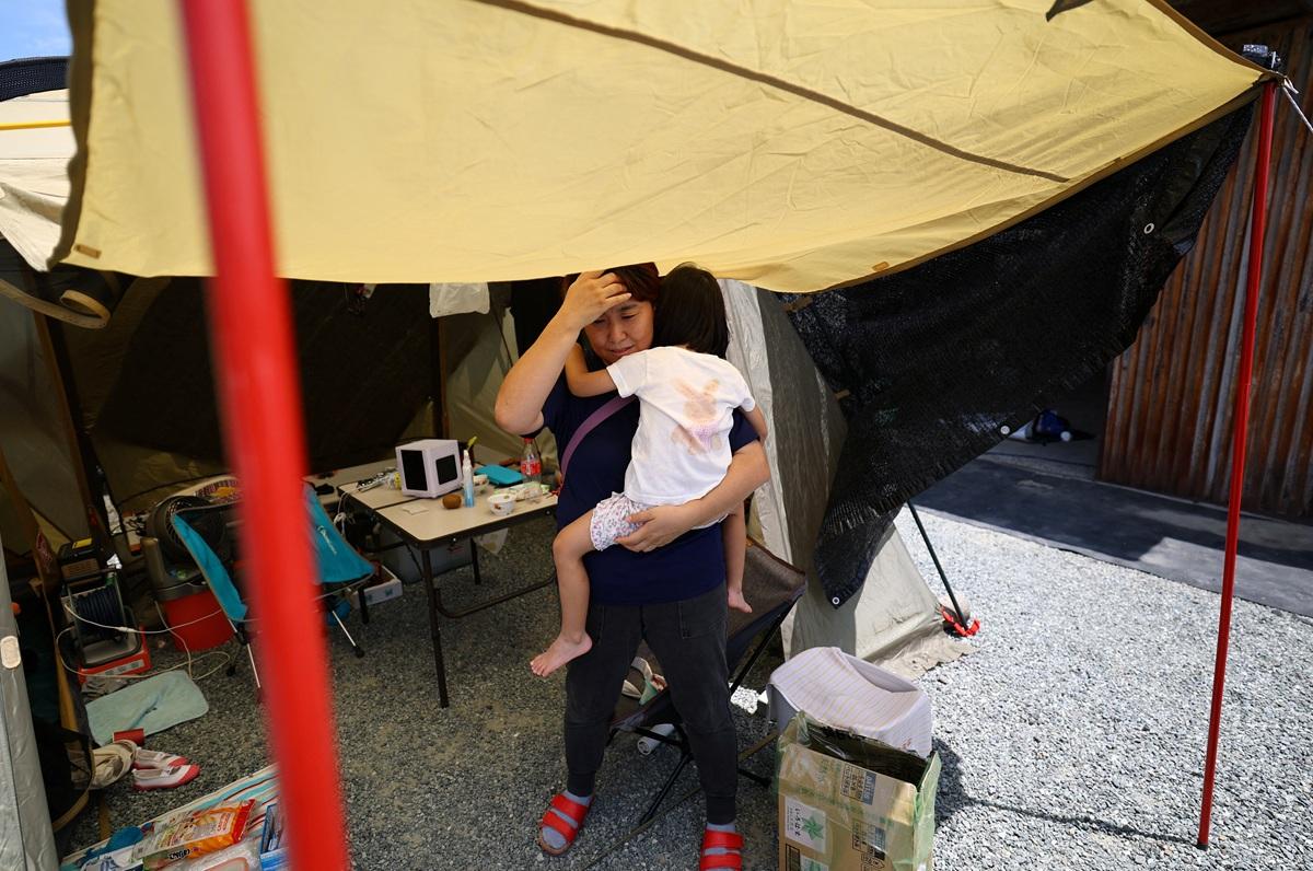 Japan quake survivors battle thirst, heat as death toll rises to 25