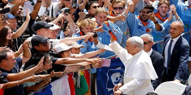 Brothers Andy and Lorenzo Andy Pe&ntilde;afuerte handed Pope Leo XIV a purple envelope that contained a letter from their mother, which the guard took then placed it next to the Pontiff while they were in Piazza della Liberta in Castel Gandolfo, near Rome, Italy, July 26, 2026. REUTERS/Remo Casilli