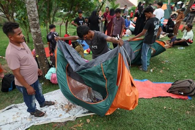 Rohingya refugees gather in front of the office of the UN refugee agency (UNHCR) after being evicted from their homes, in Kuala Lumpur Malaysia July 27, 2026. REUTERS/ Hasnoor Hussain