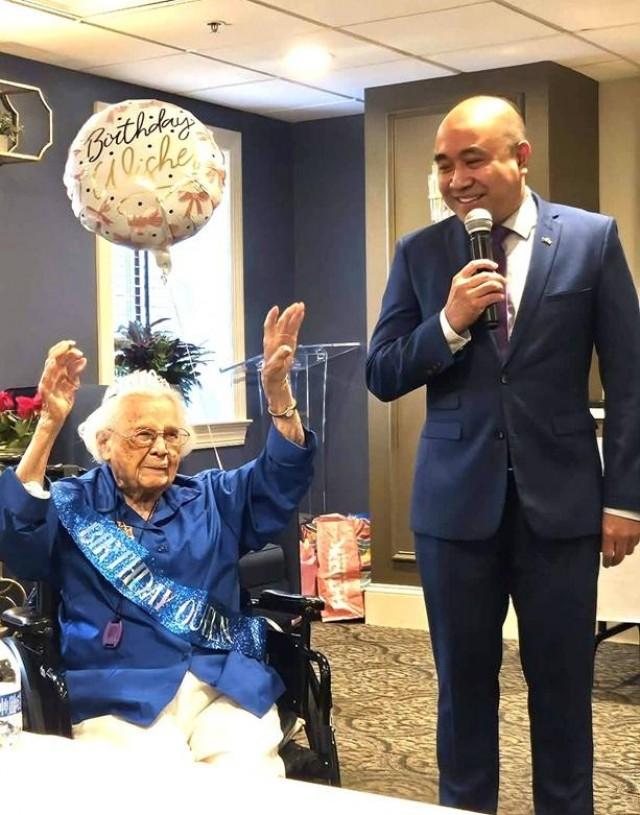 Vangie happily acknowledges the presence of Deputy Chief of Mission Bong Cari&ntilde;o. Courtesy: Bing Branigin via The FilAm