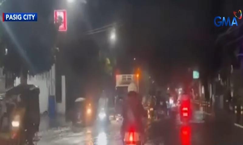 Sudden heavy downpour floods parts of Metro Manila, traffic flow slows down
