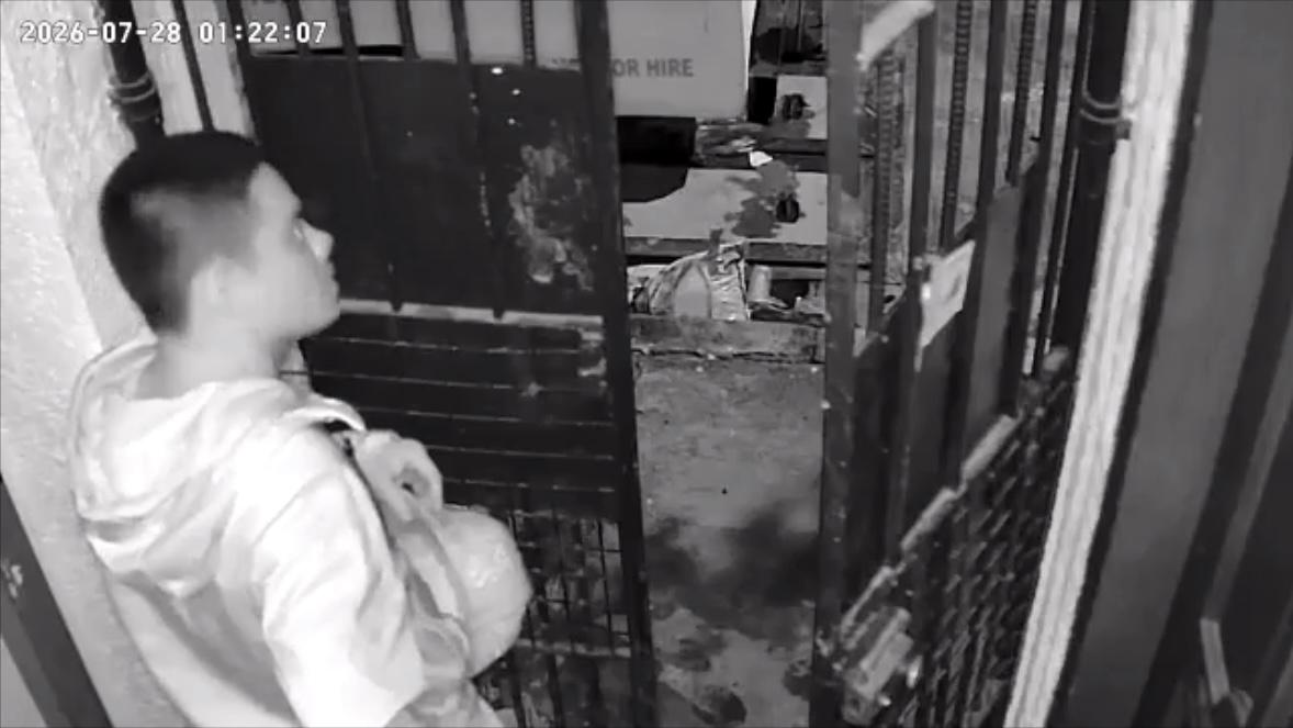 Huli-cam: Lalaki, nanloob sa isang bahay sa Mandaluyong