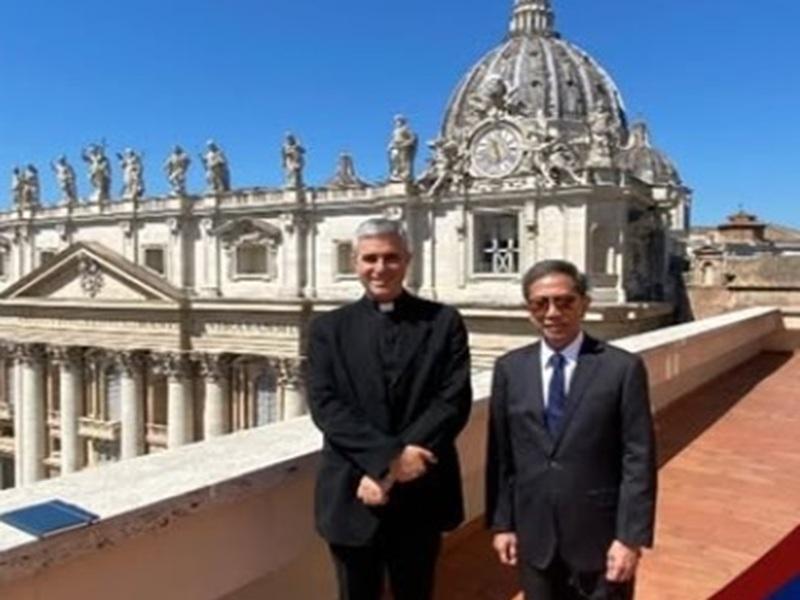 Pope Leo XIV receives PH Ambassador Raphael Lotilla to Holy See