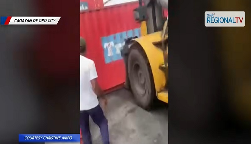 Truck driver na hinihinalang umiihi, nasugatan matapos maipit sa 2 container van