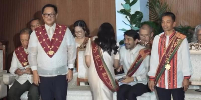 UP graduate goes viral for grabbing opportunity to meet Atom Araullo at graduation