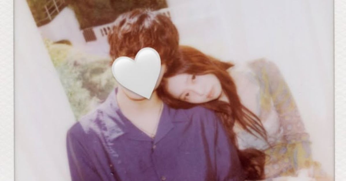 Blackpink's Jennie posts photo with mystery man