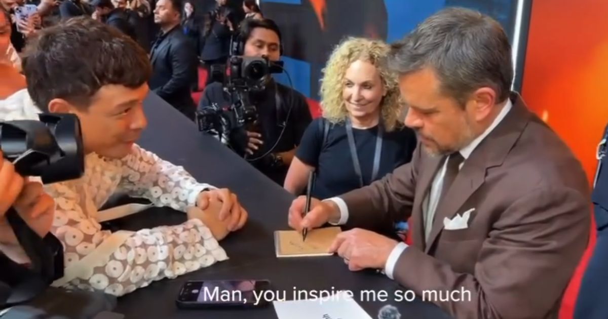 Jericho Rosales gets Matt Damon's autograph at 'The Odyssey' premiere