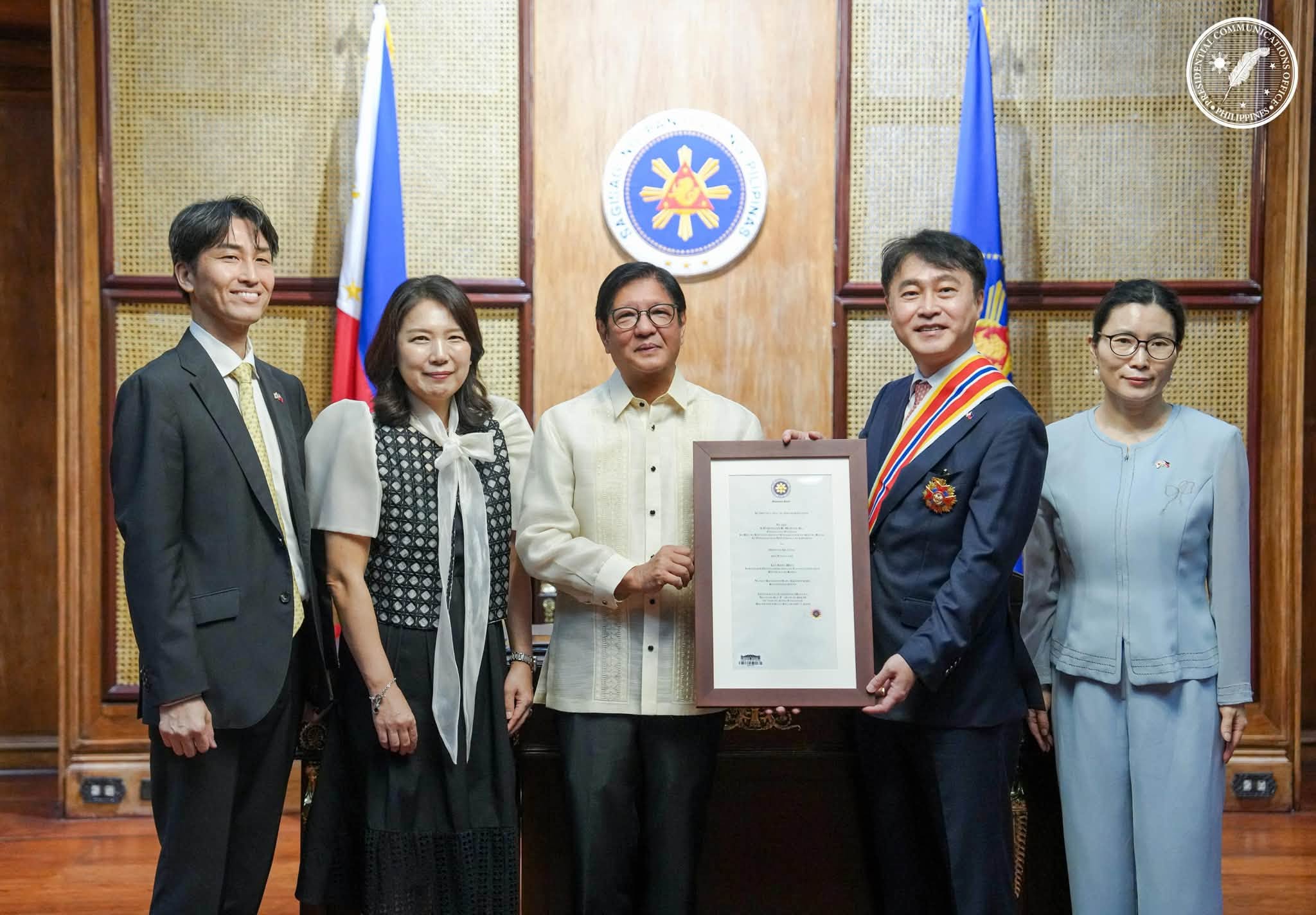 Marcos honors outgoing South Korean envoy Lee Sang-hwa with Order of Sikatuna