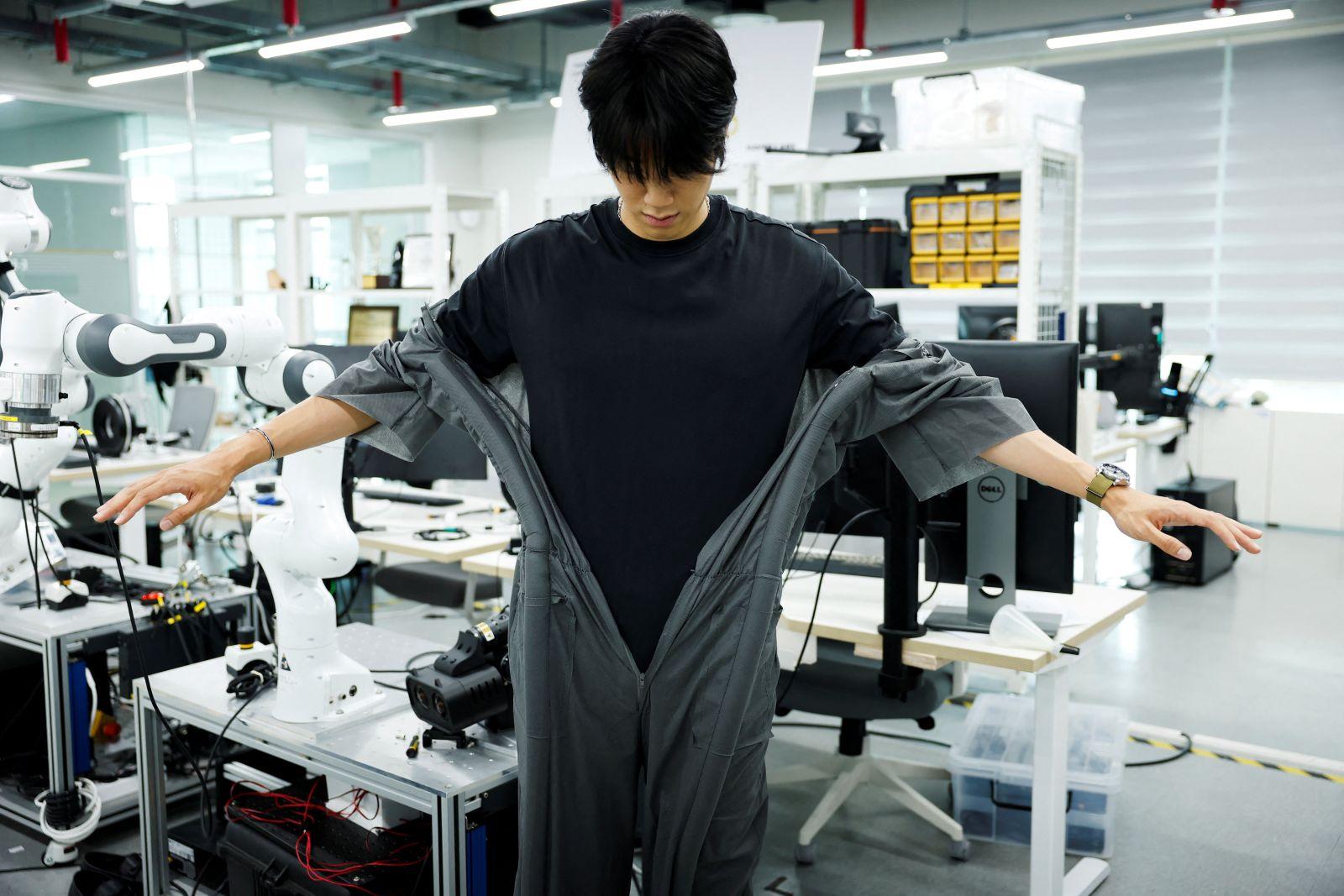 South Korea-US team unveils robotic technology that dresses the wearer