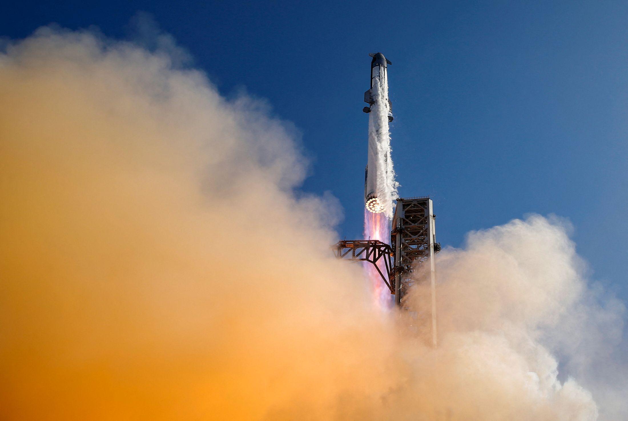 SpaceX launches 13th Starship test, briefly deploys first upgraded Starlinks