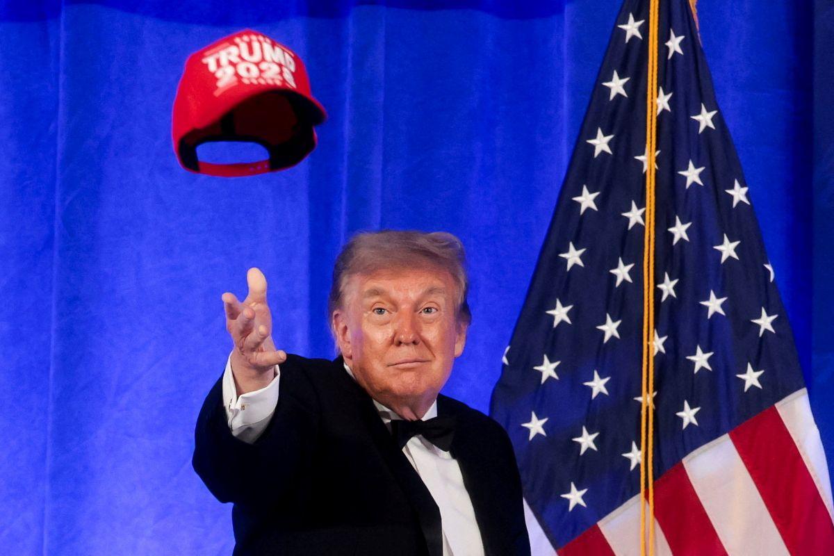 Trump bashes 'fake news,' talks about running again as president at White House dinner