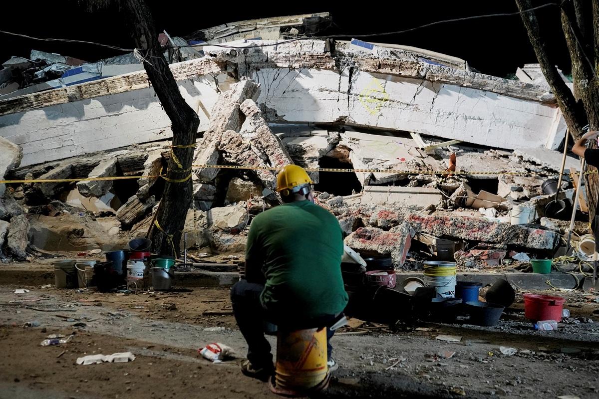 Search for Colombia earthquake survivors stretches into third day