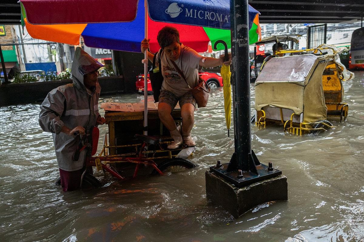 Heavy monsoon rains cause flooding in Manila